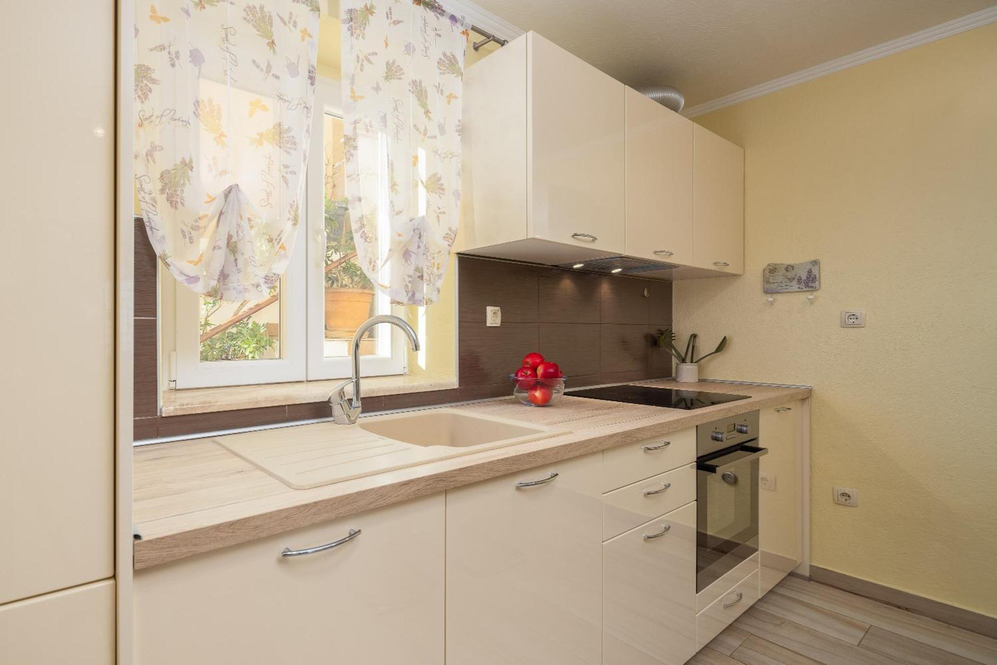 Perla Apartment - 2 Min To The Beach & Free Parking Makarska Zewnętrze zdjęcie
